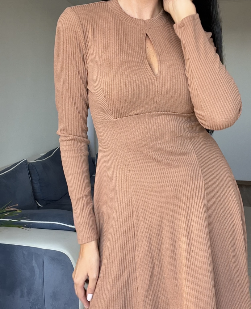 СУКНЯ В ДОВЖИНІ МІНІ З ВИРІЗОМ НА ГРУДЯХ КОЛІР БЕЖЕВИЙ 